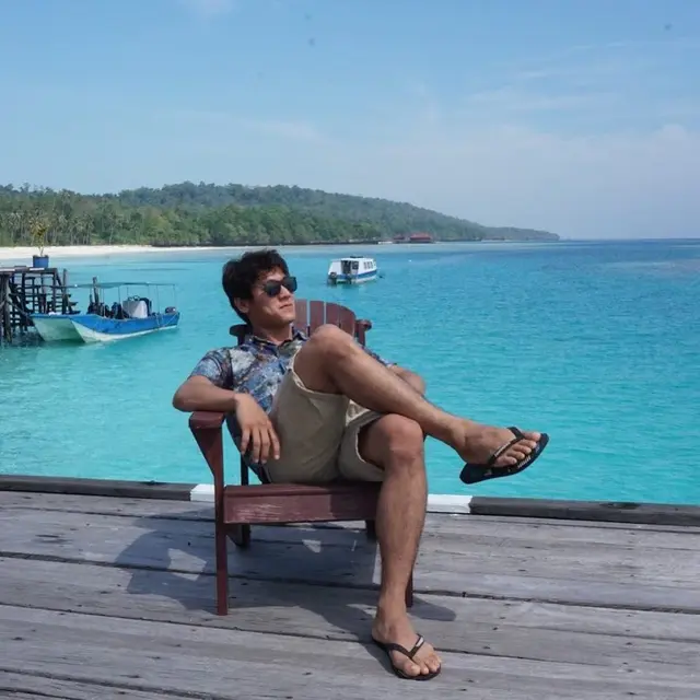 7 Potret Liburan Rizky Billar di Pantai, Dari Santai Hingga Berkuda