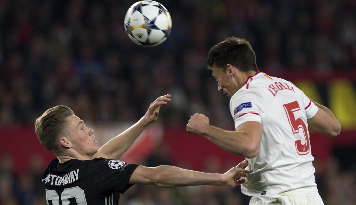 Duel pemain Manchester United, Scott McTominay (kiri) dan pemain Sevilla, Clement Lenglet pada laga 16 besar Liga Champions di Ramon Sanchez Pizjuan stadium, Seville, (21/2/2018). Babak pertama berakhir imbang 0-0. (AFP/Jorge Guerrero)