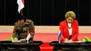 Ketua DPD, Irman Gusman dan Ketua Majelis Federasi Rusia, Valentina Ivanovka Matviyeko menandatangani MoU untuk saling mendorong investasi dari ke kedua negara di bidang ekonomi dan budaya, Jakarta, Rabu (12/11/2014). (Liputan6.com/Andrian M Tunay)