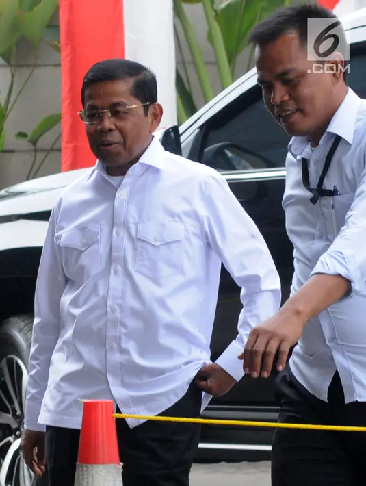Menteri Sosial Idrus Marham berjalan memasuki Gedung KPK, Jakarta, Rabu (15/4). Penyidik KPK mengagendakan pemeriksaan terhadap Idrus Marham sebagai saksi untuk tersangka Wakil Ketua Komisi VII DPR Eni Maulani Saragih. (Merdeka.com/Dwi Narwoko)