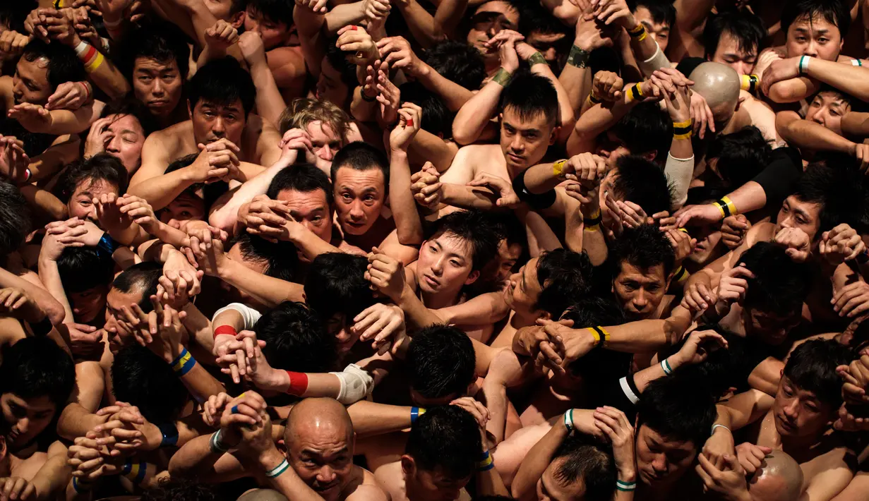 Sejumlah pria Jepang bertelanjang dada dalam acara Hadaka Matsuri atau Festival Pria Telanjang, Jepang, Sabtu (18/2). Mereka berdesakan untuk mendapatkan tongkat suci sebagai simbol keberuntungan. (AFP PHOTO / Behrouz MEHRI)
