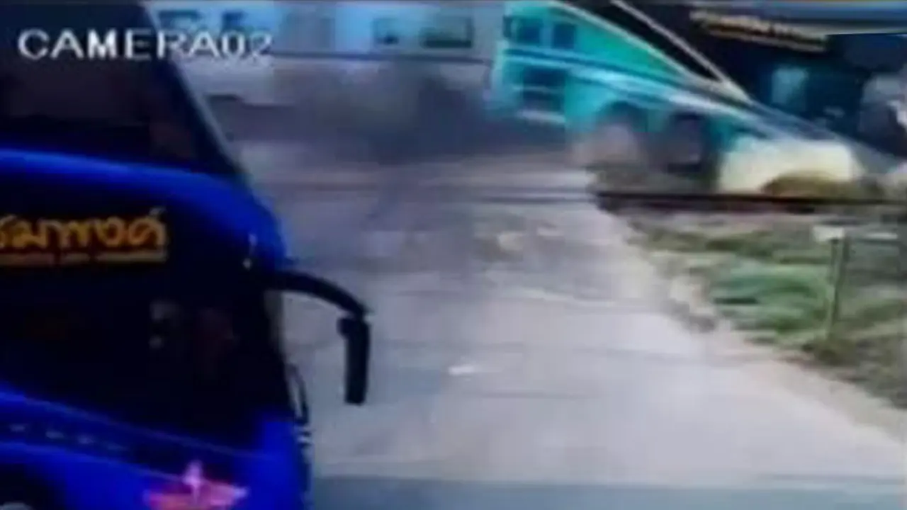 Jendela Jendela: Detik-detik Bus Tingkat Tertabrak Kereta