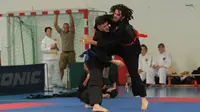 Pesilat Austria Markus Arndt (kiri) menjuarai Ambassador Cup kategori Pesilat Pria Terbaik di turnamen Austria Terbuka 2017. (Bola.com/Reza Khomaini)