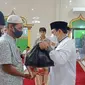 Para Penggali Kubur, Guru Ngaji dan Rubiyah mendapat bantuan sembako dari Pemkot Bengkulu. (Liputan6.com/Yuliardi Hardjo)