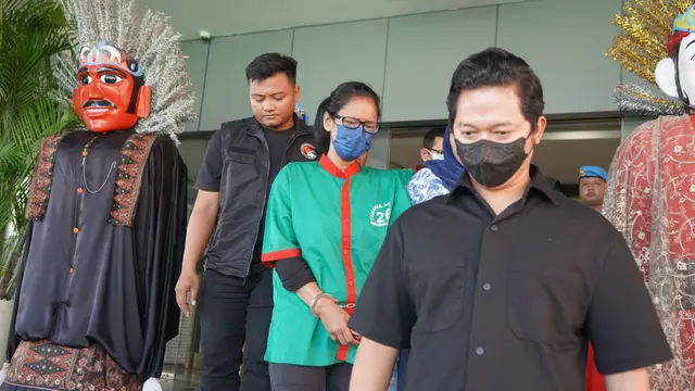 Aktor lawas Ibra Azhari kembali harus berurusan dengan polisi. Kali ini, Ibra bersama teman wanitanya yang seorang aktris wanita era 90an berinisial NN, ditangkap di apartemen kawasan Tangerang Selatan, Rabu (3/1/2024). (Merdeka.com/Bachtiarudin Alam)