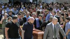 Keluarga dan kerabat menyambut kedatangan jenazah pesepak bola Nantes, Emiliano Sala, saat tiba di Club Atletico, Santa Fe, Sabtu (16/2). Emiliano Sala meninggal dunia setelah kecelakaan pesawat. (AFP/Juan Mabromata)