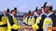 Citizen6, Jakarta: Pangkolinlamil Laksda TNI S.M. Darojatim memberikan ucapan selamat usai upacara penyambutan kontingen Kolinlamil, di Dermaga Kolinlamil Jakarta, Jumat, (22/6). (Pengirim: Kadispen Kolinlamil).
