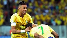 Pemain Brasil, Douglas Costa (kanan), merayakan dengan Neymar setelah mencetak gol ke gawang Uruguay dalam laga kualifikasi Piala Dunia 2018 di Recife, Brasil, (25/3/2016). (AFP/Christophe Simon)