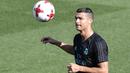 Bintang Real Madrid, Cristiano Ronaldo ikut berlatih bersama timnya di Real Madrid sport city, (15/8/2017). Real Madrid akan melawan Barcelona pada leg kedua Piala Super Spanyol. (AFP/Javier Soriano)