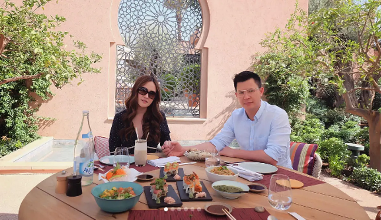 Aktris Shandy Aulia bersama sang suami, David Herbowo saat menikmati hidangan di kota Marrakech, Maroko. Sebelumnya, ia dan suami sempat mampir ke beberapa wilayah di Eropa, seperti Cannes, Monako, hingga Paris. (Instagram/@ShandyAulia)