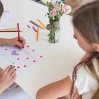 Mengenalkan emosi sejak dini dapat membantu anak tumbuh lebih empatik, percaya diri, dan mampu mengungkapkan apa yang mereka rasakan dengan sehat. (foto/dok: freepik)
