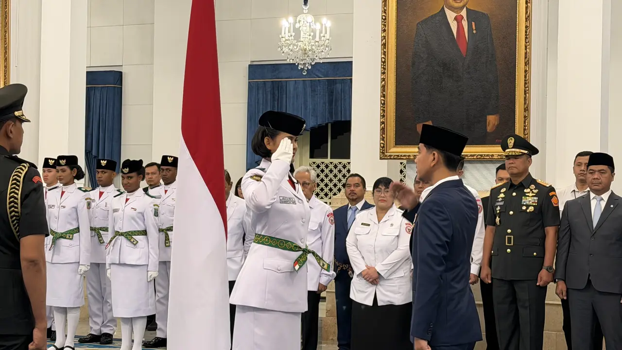 Wakil Presiden (Wapres) RI Gibran Rakabuming Raka mengukuhkan 76 anggota Pasukan Pengibar Bendera Pusaka (Paskibraka) yang akan bertugas saat peringatan HUT ke-81 RI di halaman Istana Merdeka (Liputan6.com/Lizsa Egeham)