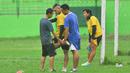Cristian Gonzales (2kiri) mendapat pengawasan medis pada sesi latihan di Stadion Gajayana, Malang, Senin (23/5/2016). (Bola.com/Iwan Setiawan)
