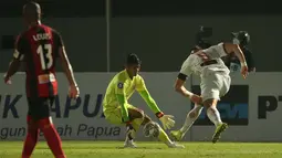 Pemain Persija Jakarta, Marko Simic (kanan) berusaha menendang bola ke gawang Persipura Jayapura yang dijaga oleh Fitrul Dwi Rustapa dalam laga pekan ke-3 BRI Liga 1 2021/2022 di Indomilk Arena, Tangerang, Minggu (19/9/2021). Kedua tim bermain imbang 0-0. (Bola.com/Ikhwan Yanuar)