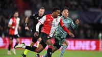 Quinten Timber (Kiri) dari Feyenoord bersaing dengan Reo Hatate (kanan) dari Celtic&nbsp;dalam pertandingan&nbsp;laga Grup E Liga Champions UEFA antara Feyenoord dan Celtic FC di Stadion Feyenoord di Rotterdam, pada 19 September 2023. (JOHN MU / AFP)