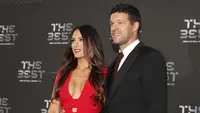 Mantan pesepak bola Jerman, Michael Ballack bersama pacarnya Natacha Tannous saat menghadiri FIFA Football Awards di London, Inggris, Senin (24/9). FIFA Football Awards merupakan penghargaan untuk para pesepak bola terbaik. (Adrian DENNIS/AFP)