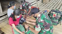 Nakes TNI memeriksa kesehatan warga di pedalaman Kalbar. (Foto: Liputan6.com/Aceng Mukaram)