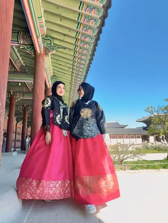 Shireen Sungkar dan Ryana Dea tampil kembar kenakan hanbok serupa dengan gaya santun berhijab [@ryana_dea]