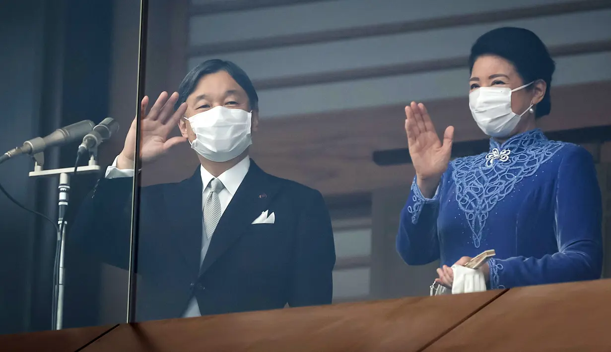 Kaisar Jepang Naruhito (kiri) dan Permaisuri Masako menyapa publik saat perayaan ulang tahun ke-63 kaisar di Istana Kekaisaran di Tokyo, Jepang, Kamis (23/2/2023). Warga Jepang ramai-ramai datang untuk mengucapkan selamat kepadanya Kaisar Jepang Naruhito saat perayaan ulang tahunnya yang ke-63. (Takashi Aoyama/Pool Photo via AP)