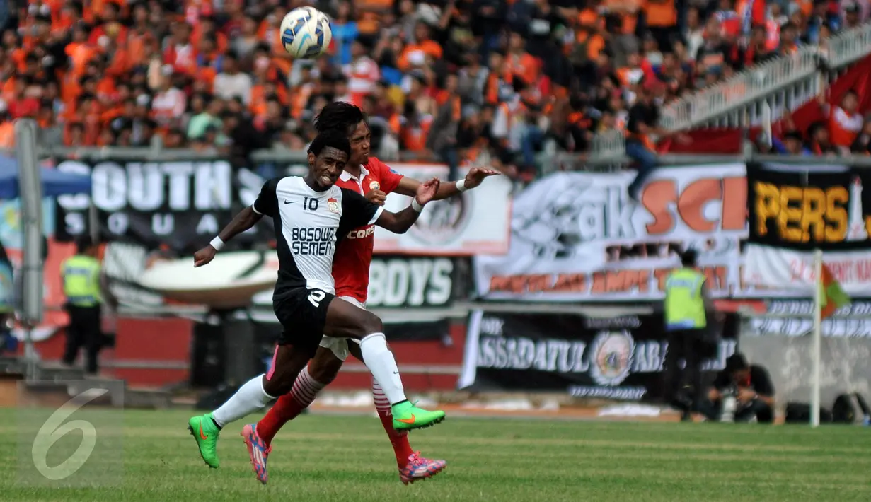 Pemain Persija Andik Rendika Rama (kanan) berebut bola dengan Pemain PSM Makasar Alex dalam pertandingan Trofeo Persija di Stadion Utama Gelora Bung Karno, Senayan, Jakarta, (9/4). Persija menang adu pinalti dengan skor 4-1.(Liputan6.com/Johan Tallo)