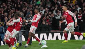 Bertanding di Emirates Stadium pada Sabtu 14 Maret 2026 waktu setempat atau Minggu (15/3/2026) dini hari WIB, The Gunners unggul lewat dua gol di penghujung laga. Tampak dalam foto, para pemain Arsenal merayakan gol saat pertandingan lanjutan Premier League musim 2025/2026 melawan Everton di Emirates Stadium, Inggris, Sabtu 14 Maret 2026 waktu setempat atau Minggu (15/3/2026) dini hari WIB. (AP Photo/Kin Cheung)