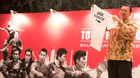 Gubernur Jakarta Ahok menunjukan kostum miliknya saat menghadiri acara makan malam jelang Kejuaraan Dunia BWF 2015 di Jakarta (8/8/2015). Kejuaraan Dunia BWF akan berlangsung pada 10-16 Agustus di Istora Senayan. (Bola.com/Vitalis Yogi Trisna)