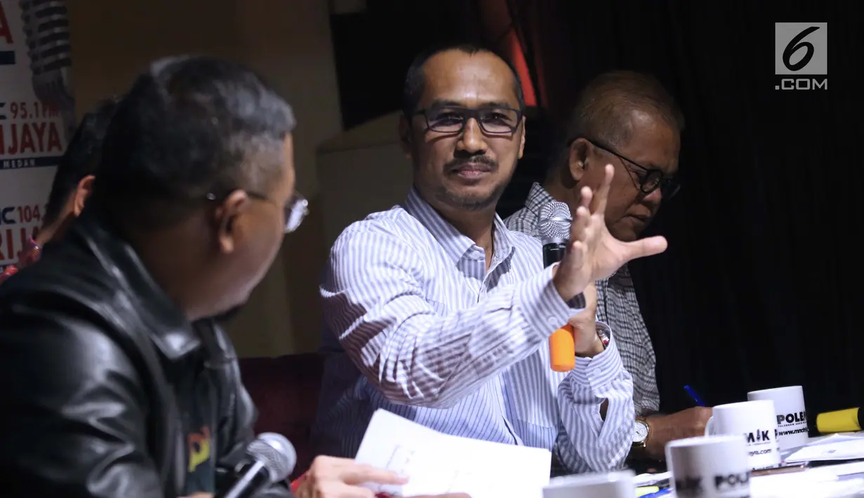 Mantan Ketua KPK periode 2011-2015, Abraham Samad (kanan) saat diskusi bertema KPK adalah Kunci yang digelar di Jakarta, Sabtu (7/9/2019). Diskusi membahas polemik revisi UU KPK dan dampaknya. (Liputan6.com/Helmi Fithriansyah)