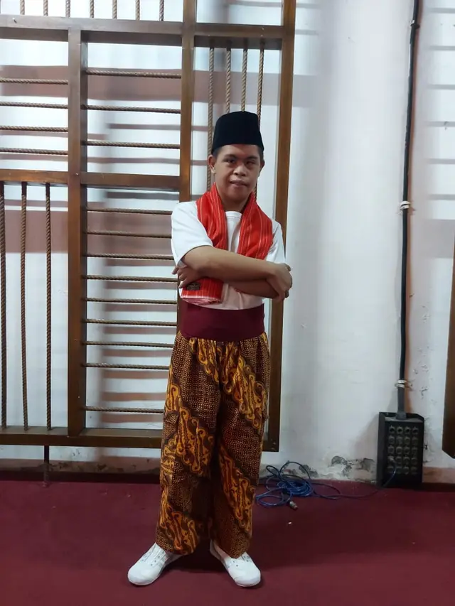 Raafi Fadillah Bahini penyandang down syndrome yang gemar main jimbe. Foto: Dokumen pribadi Ernie Parwatie.