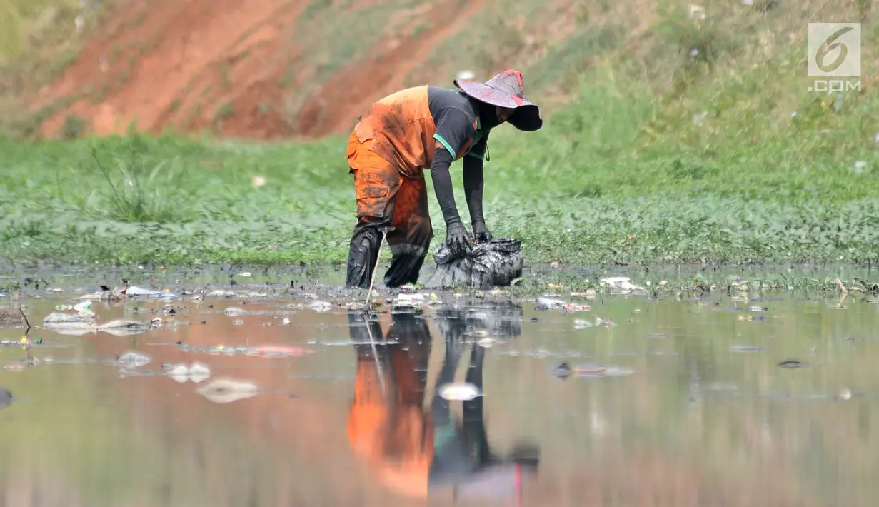 Petugas PPSU dan Sudin Tata Air Jakarta Timur membersihkan sampah dan tanaman liar di sepanjang aliran Kanal Banjir Timur (KBT), Senin (15/10). Aksi dilakukan guna mengantisipasi banjir sekaligus mempercantik kawasan KBT. (Merdeka.com/ Iqbal S. Nugroho)