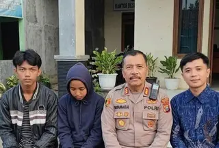 Kapolsek Tlogowungu mempertemukan Davin dan Naila bersama Muhammad Musalim. (Liputan6.com/Arief Pramono)