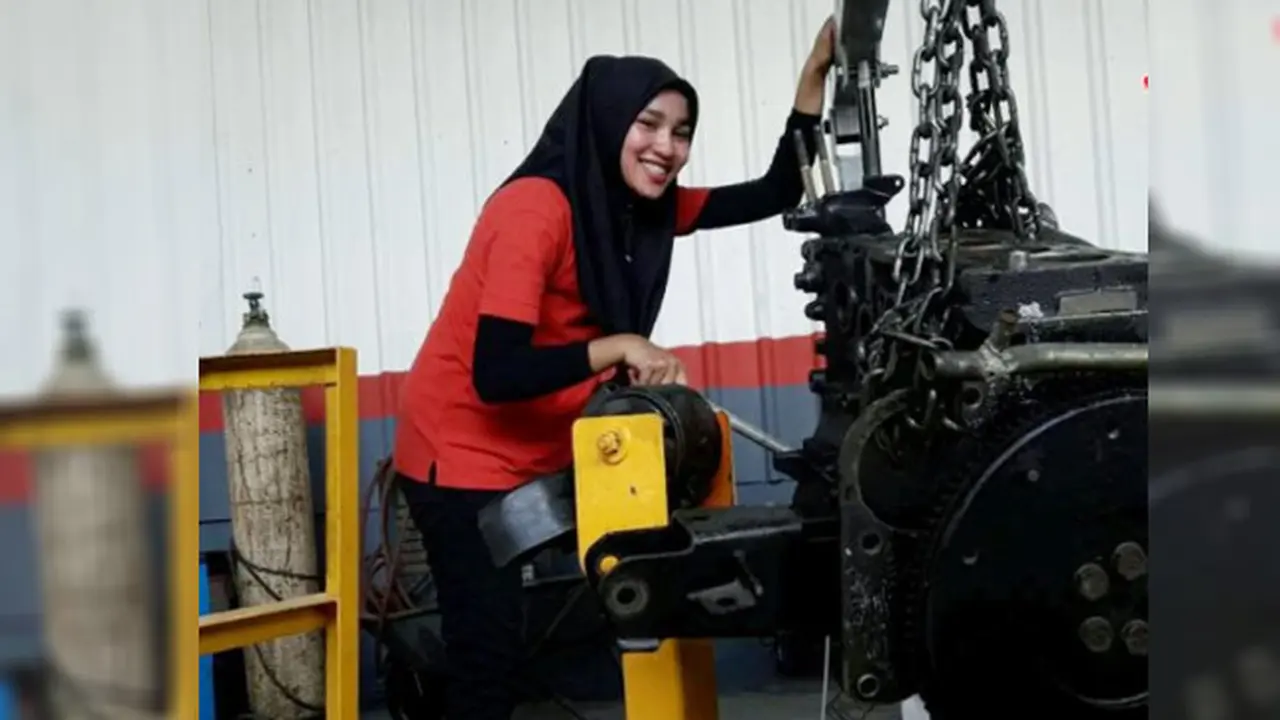 Jadi Montir Paling Cantik di Bengkel, Gadis Ini Digilai Warganet