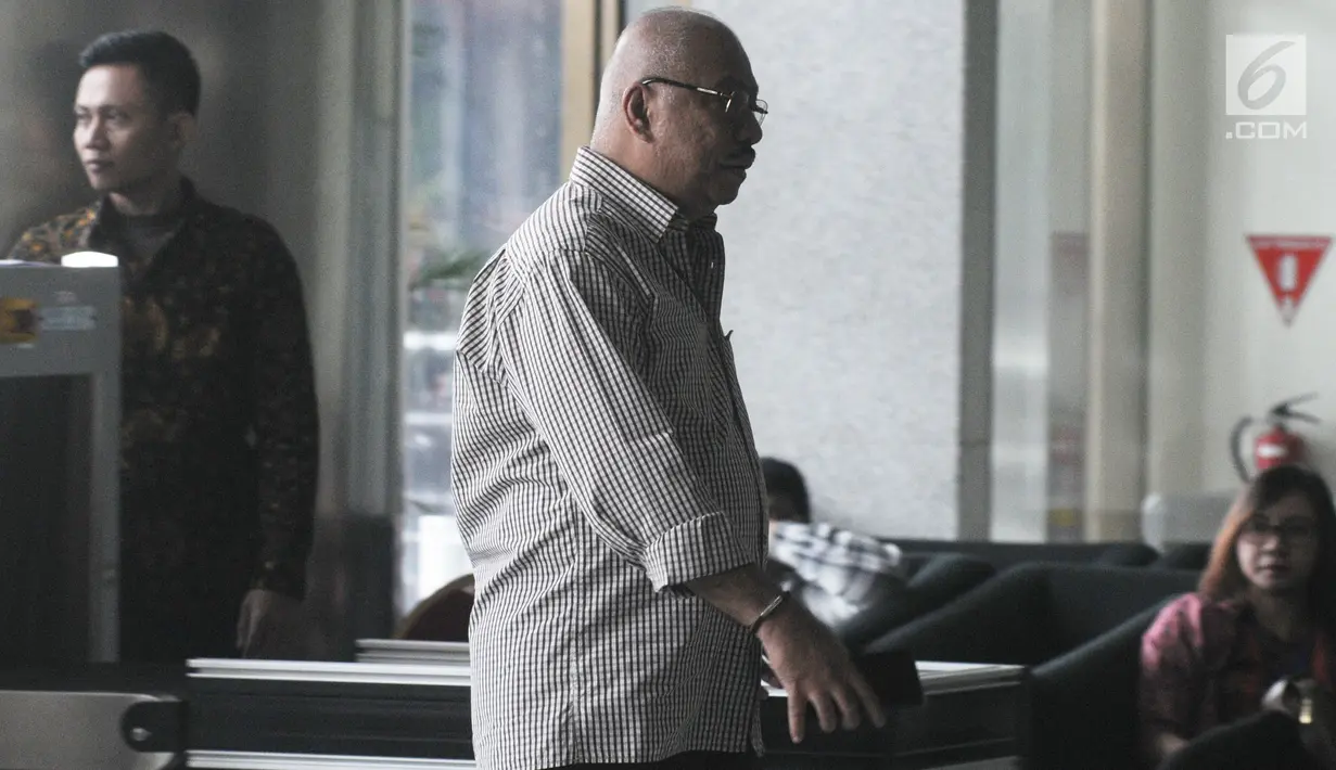 Anggota DPR RI, Melchias Markus Mekeng memenuhi panggilan penyidik di Gedung KPK, Jakarta, Rabu (19/9). Politikus Partai Golkar itu dimintai keterangan untuk melengkapi berkas penyidikan mantan Sekjen Golkar, Idrus Marham. (Merdeka.com/Dwi Narwoko)