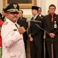 Rano Karno acungkan jempol saat pelantikan dirinya sebagai Gubernur Banten di Istana Negara, Jakarta, Rabu (12/8/2015). Rano menggantikan Ratu Atut yang turun sebelum masa jabatannya habis karena dipidana dalam kasus korupsi. (Liputan6.com/Faizal Fanani)