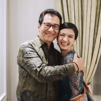 Raline Shah hadir di kondangan bersama sang ayah. Keduanya nampak kompak, sama-sama memiliki paras yang memesona. (@ralineshah)