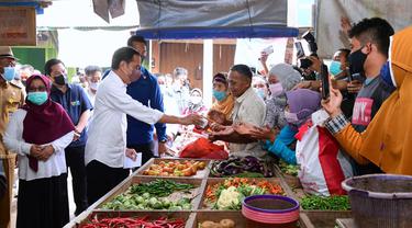 FOTO: Presiden Jokowi Serahkan Bansos untuk Pacu Pertumbuhan Ekonomi dan Jaga Daya Beli Masyarakat