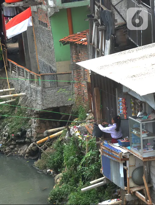 Ember yang berada di depan lelaki muda tersebut selanjutnya ditarik pemilik warung melalui laher besi yang menggantung pada tali. (merdeka.com/Arie Basuki)