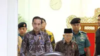 Presiden Joko Widodo didampingi Wakil Presiden Ma'ruf Amin bersiap memimpin rapat terbatas penanganan kasus kekerasan terhadap anak di Kantor Presiden, Kamis (9/1/2020). Jokowi memberi tiga instruksi kepada jajarannya untuk mengatasi masalah kekerasan terhadap anak. (Liputan6.com/Angga Yuniar)