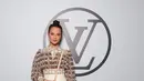 Ada Alicia Vikander yang tampil feminin dengan puffy long sleeve dan rok mini [Louis Vuitton]