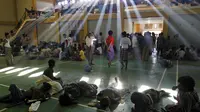 Ratusan imigran Rohingya berada di Gedung Olahraga (GOR) Lhoksukon, Aceh, Senin (11/5/2015). Sekitar 500 migran terdampar di pantai Aceh setelah terapung-apung di laut selama sebulan karena kehabisan bahan bakar. (REUTERS/Roni Bintang)
