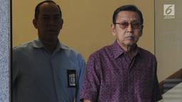 Wakil Presiden ke-11 Republik Indonesia, Boediono setelah menjalani pemeriksaan di Gedung KPK, Jakarta, Kamis (15/11). Boediono menolak memberikan keterangan terkait pemeriksaannya saat berhadapan dengan awak media. (Merdeka.com/Dwi Narwoko)