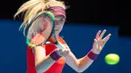 Petenis Katie Boulter mengembalikan bola pukulan petenis AS, Serena Williams selama pertandingan tunggal putri sesi kesembilan hari keenam turnamen tenis Piala Hopman di Perth (3/1). Katie Boulter asal Inggris berusia 22 tahun. (AFP Photo/Tony Ashby)