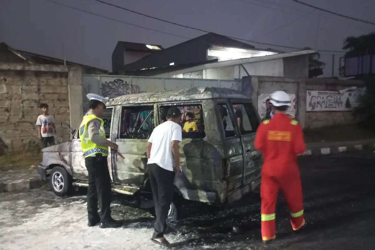 Mobil Kijang terbakar di Tangsel