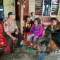 Suasana rumah duka anggota Brimob Polda Riau yang meninggal karena kerusuhan di Yahukimo, Papua. (Liputan6.com/M Syukur)