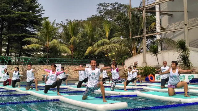 Komunitas yoga gembira melakukan yoga di atas air (Foto: Liputan6.com/Benedikta Desideria)
