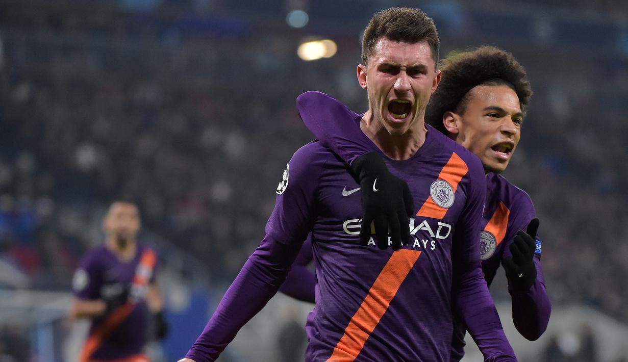 Selebrasi bek Manchester City, Aymeric Laporte usia mencetak gol ke gawang Lyon pada laga lanjutan liga champions yang berlangsung di stadion Parc Olympique Lyonnais, Prancis, Rabu (28/11). Lyon bermain imbang 1-1 kontra Manchester City. (AFP/Roman Lafabr
