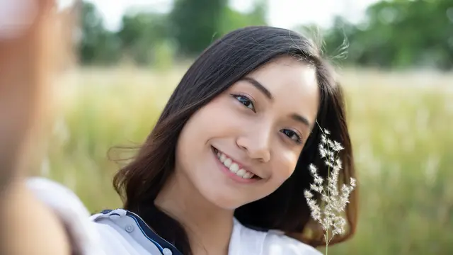 baik tersenyum ramah