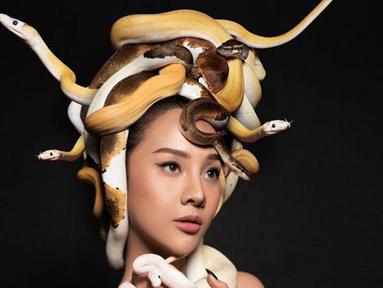 Anya Geraldine kerap unggah foto pemotretan yang mengundang perhatian. Seperti saat Anya Geraldine berfoto dengan ular yang ditaruh di kepalanya. Ular banyak tak membuat Anya Geraldine merasa takut. (Liputan6.com/IG/anyageraldine)