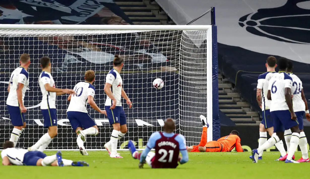 Para pemain Tottenham Hotspur tampak lesu saat gawangnya kebobolan untuk ketiga kalinya pada laga Liga Inggris Senin (19/10/2020). Kedua tim bermain imbang 3-3. (Clive Rose/Pool via AP)