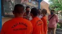 Aparat Polres Metro Tangerang Kota membongkar industri ayam formalin. Tiga orang ditetapkan sebagai tersangka dan langsung ditahan. (Liputan6.com/Pramita Tristiawati)