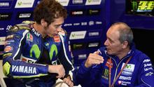 Valentino Rossi mendengarkan setiap masukan dari pelatihnya, Luca Cadalora. (Foto: Cycle World)